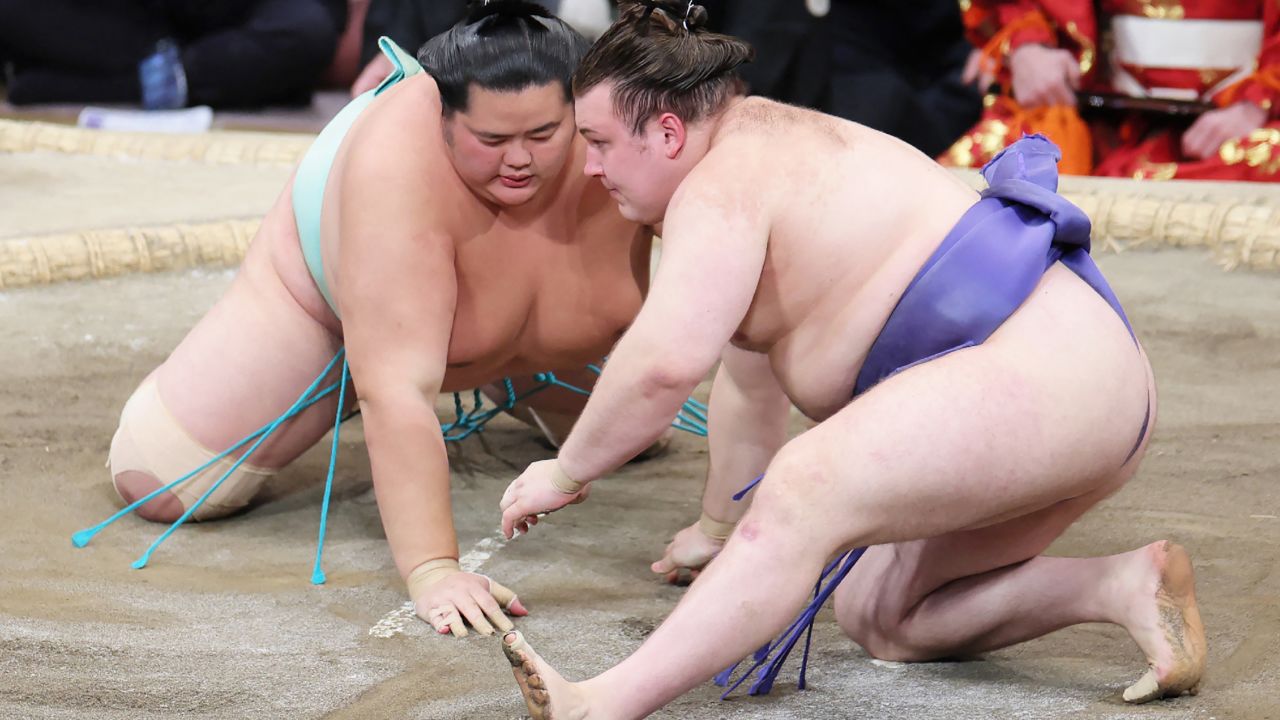 Ukrainian sumo wrestler Danylo Yavhusishyn (R), also known by his Japanese ring name Aonishiki Arata, fights against Kotozakura during the Grand Sumo Tournament in Fukuoka on November 23, 2025.