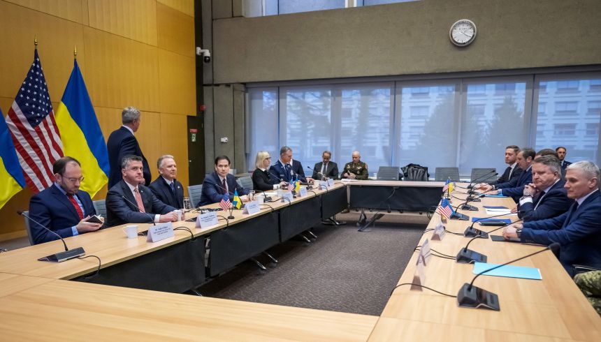 Американські офіційні особи зустрічаються з українською делегацією під час переговорів про план США припинити війну в Україні в Місії США в Женеві в неділю.