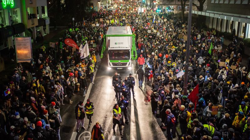 Връзката е копирана Уверената крайнодясна Алтернатива за Германия създаде своята