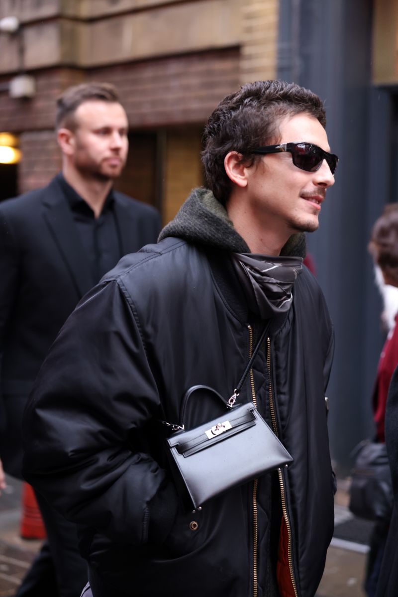Look of the Week: Harry Styles proves that 'It-bags' are for the