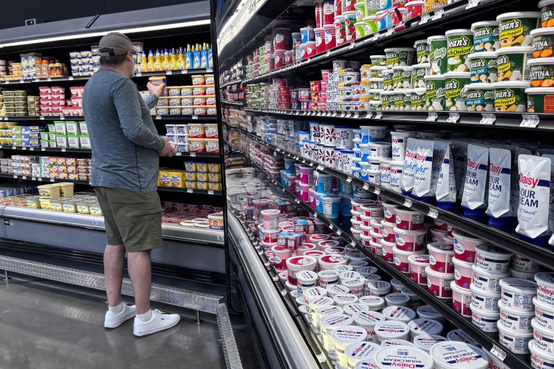 cnn.com - Bryan Mena - Even wealthy Americans are souring on the economy as gas prices spike and stocks fall | CNN Business