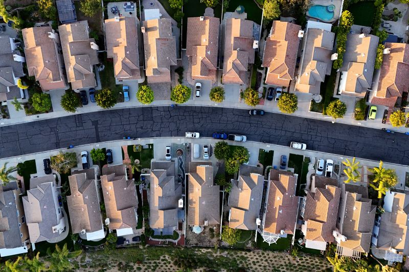 cnn.com - Samantha Delouya - Spring housing market stalls as war, high mortgage rates keep buyers sidelined | CNN Business