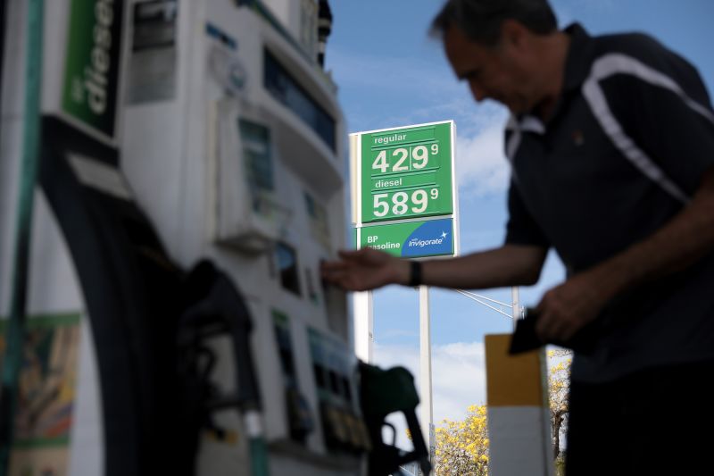 cnn.com - Chris Isidore - Oil is plunging, but don't expect $3 gas anytime soon. Here's why | CNN Business