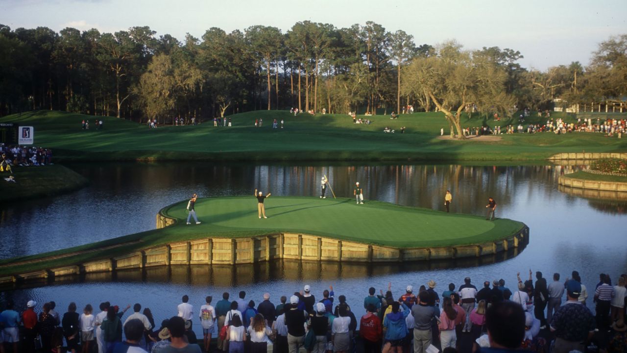 MAR 1993:  DAVIS LOVE III PUTTING ON THE FAMED 17TH HOLE ISLAND GREEN AT TPC SAWGRASS DURING THE PLAYERS CHAMPIONSHIP, PONTE VEDRA, FL.