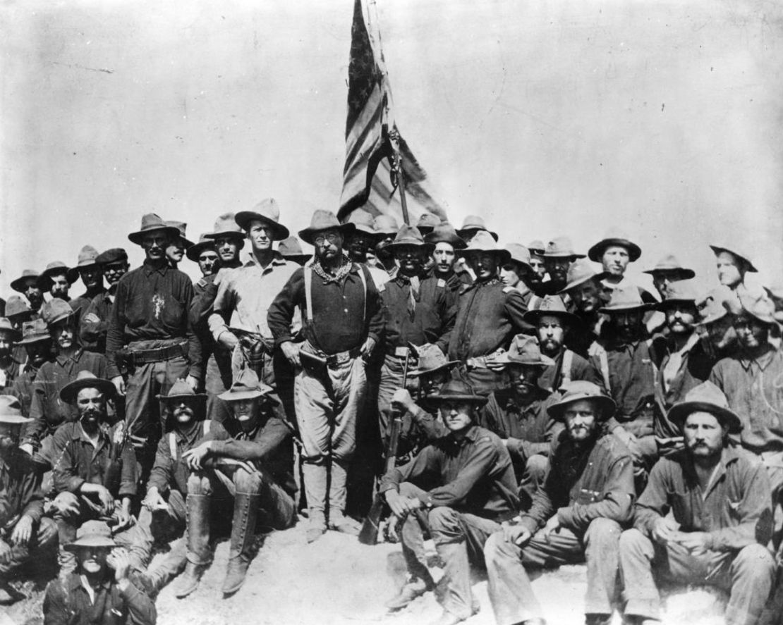 El futuro presidente estadounidense Theodore Roosevelt, con sus hombres del 1.er Regimiento de Caballería Voluntaria, en el Cerro de San Juan, Cuba, en 1898.