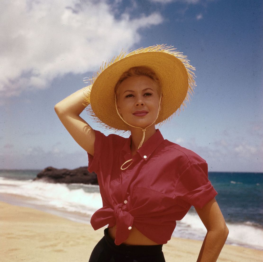 Mitzi Gaynor, la efervescente bailarina y actriz que protagonizó la película de 1958 "South Pacific" y apareció en otros musicales con Bing Crosby, Frank Sinatra y Gene Kelly, murió el 17 de octubre de 2024, según confirmaron sus representantes en un comunicado a Associated Press. Tenía 93 años.