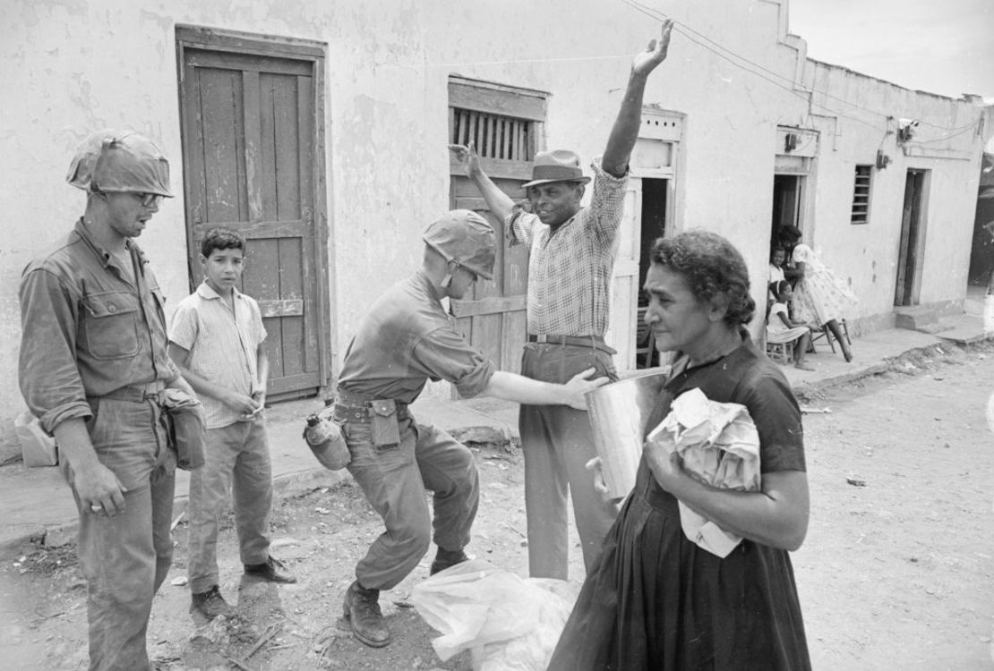 Marines estadounidenses registran a un hombre en República Dominicana durante la guerra civil, el 9 de mayo de 1965.