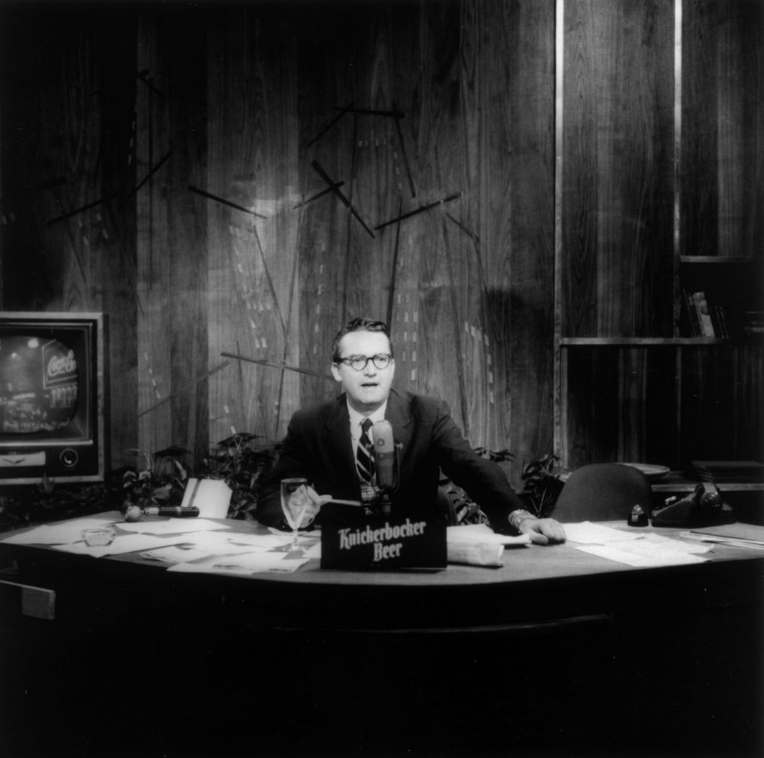 Pemandu acara pertama Steve Allen di 'The Tonight Show' pada tahun 1954.