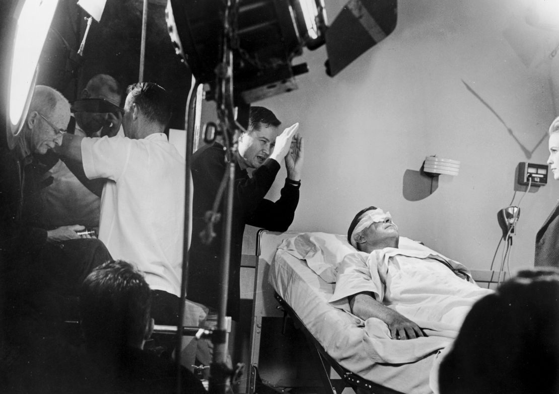 Roger Corman (tengah) dan aktor Ray Milland (kiri) di lokasi syuting 'X: The Man with the X-Ray Eyes' pada tahun 1963.