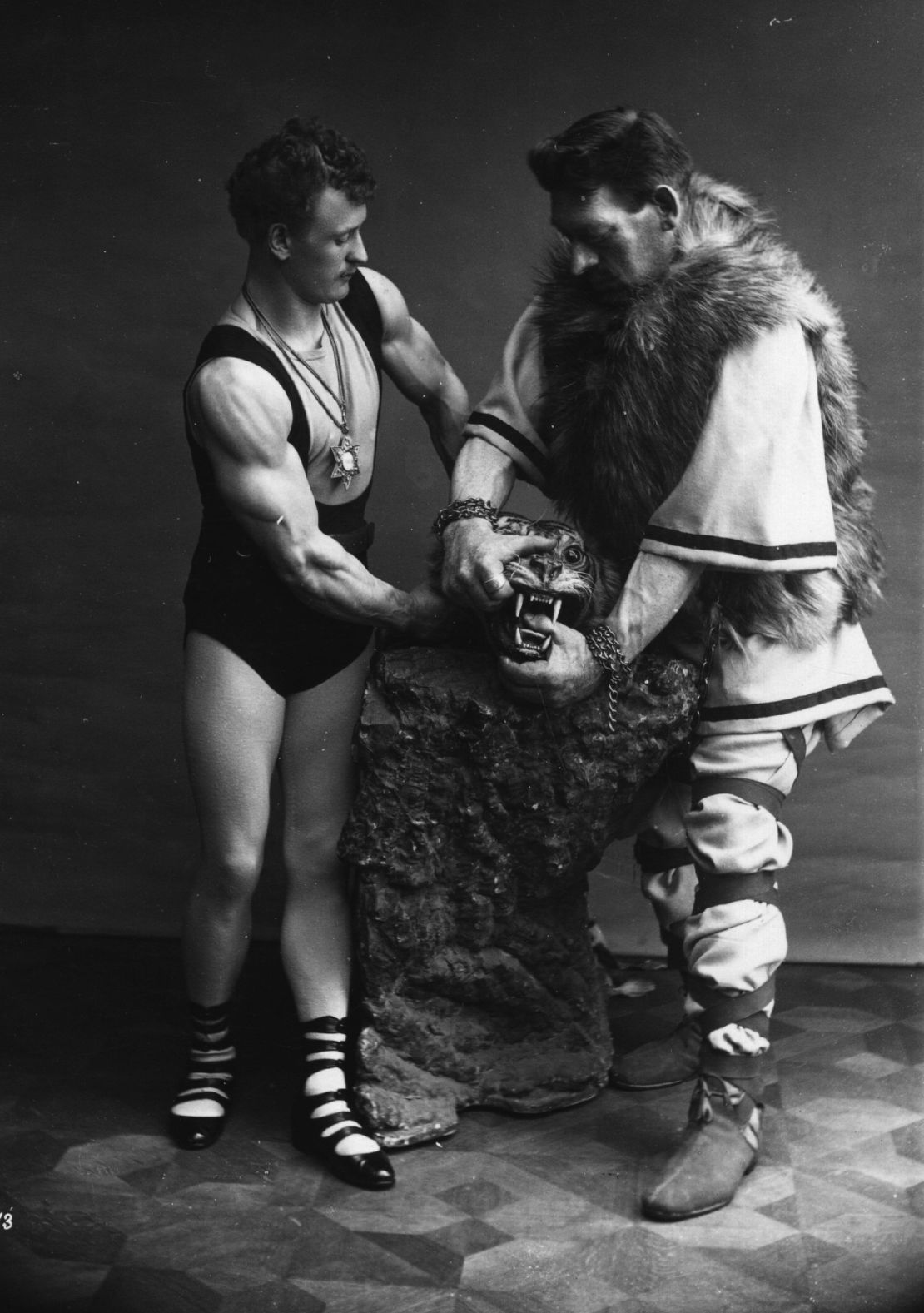 El culturista alemán Eugen Sandow (1867 - 1925, derecha), con un colaborador, que actuó bajo el nombre artístico de 'Goliat' en 1890. La pareja actuó juntos en el Royal Music Hall de Londres, a finales de 1890. Su acto terminó con Sandow levantando a Goliat y un cañón con un dedo.
