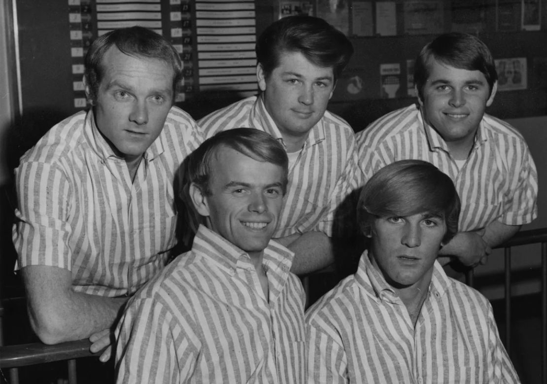 De izquierda a derecha, Mike Love, Al Jardine, Brian Wilson, Dennis Wilson (1944 - 1983) y Carl Wilson (1946 - 1998) de The Beach Boys.