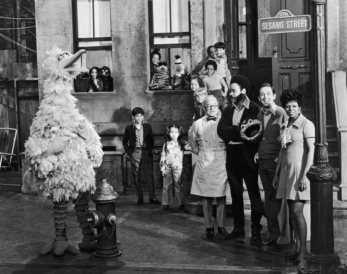 (Dari kiri) Will Lee, Matt Robinson, Bob McGrath dan Loretta Long dengan Big Bird, Cookie Monster, Grover, Ernie, Bert dan Oscar the Grouch di 'Sesame Street' pada tahun 1969.