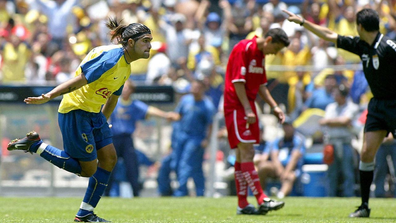 Reinaldo Navia jugando con el América