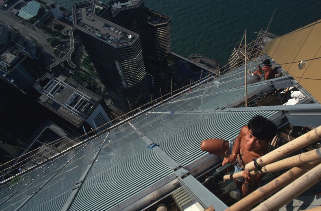 Un trabajador de la construcción fotografiado en 1991 en los pisos superiores del edificio Central Plaza de 377 metros de altura en Wan Chai, Hong Kong.
