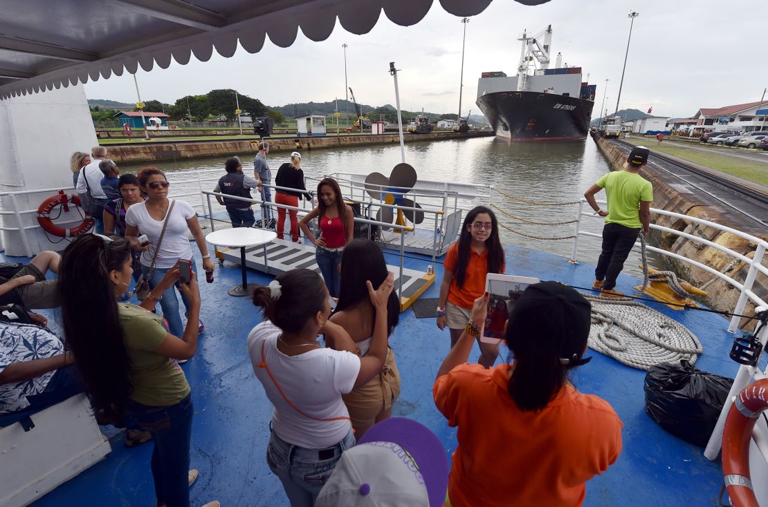 Khách du lịch chụp ảnh các âu thuyền Miraflores trong chuyến đi thuyền qua Kênh đào Panama vào ngày 12 tháng 8 năm 2014.