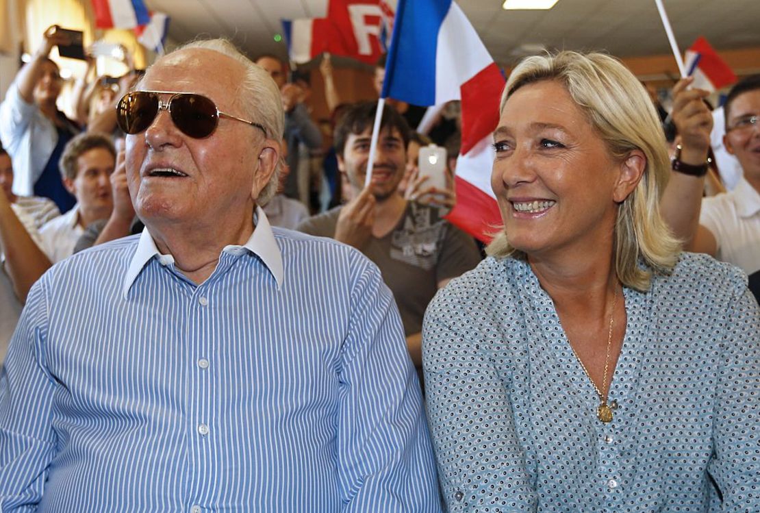 Marine Le Pen y su padre Jean-Marie asisten a un congreso juvenil de verano del partido ultraderechista Frente Nacional  el 7 de septiembre de 2014, en Frejus, sur de Francia.