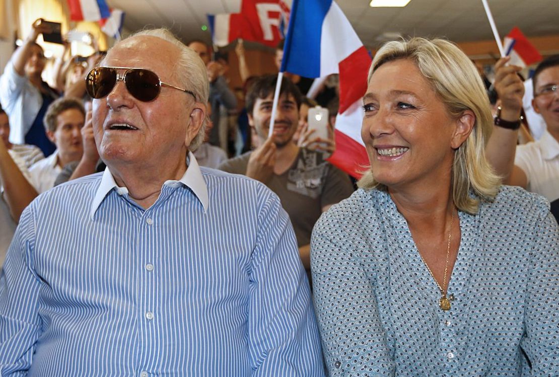 Marine Le Pen y su padre Jean-Marie asisten a un congreso juvenil de verano del partido ultraderechista Frente Nacional el 7 de septiembre de 2014, en Frejus, sur de Francia.