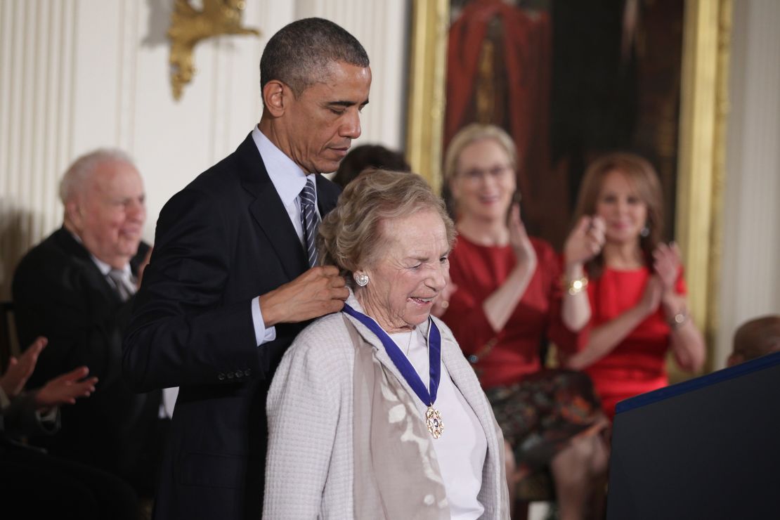 Presiden Barack Obama menyerahkan Presidential Medal of Freedom kepada Ethel Kennedy di Gedung Putih pada November 2014.