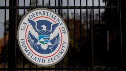 El sello del Departamento de Seguridad Nacional de EE.UU. cuelga de una valla en la sede de la agencia en Washington.