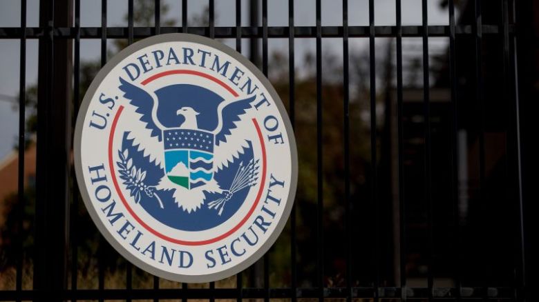 El sello del Departamento de Seguridad Nacional de EE.UU. cuelga de una valla en la sede de la agencia en Washington.