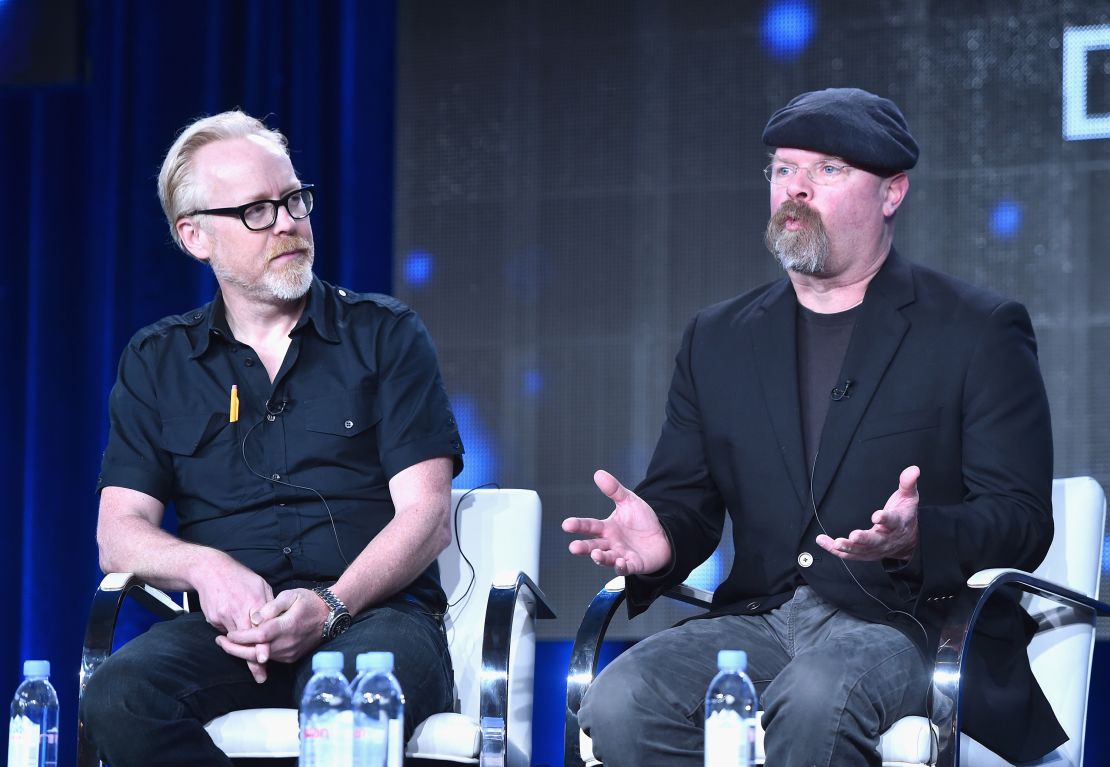 (Dari kiri) Pembawa acara 'Mythbusters' Adam Savage dan Jamie Hyneman di sebuah acara di Pasadena pada tahun 2015.