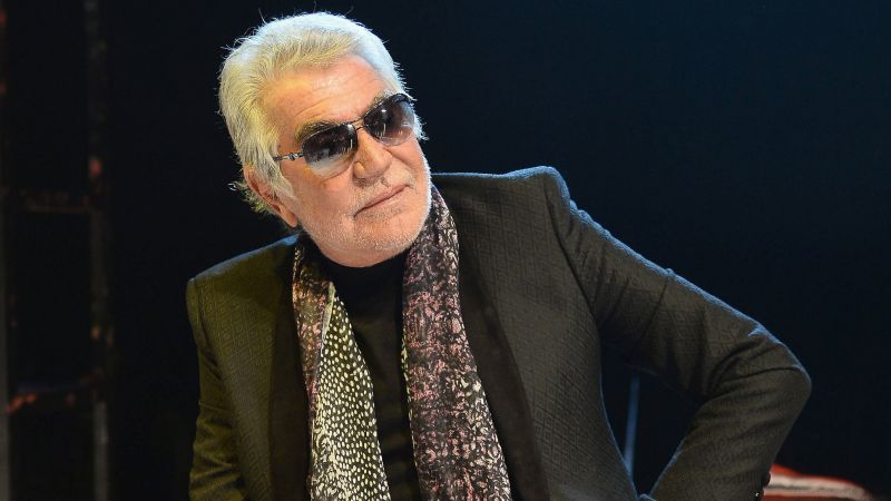 Модният дизайнер Роберто Кавали, известен със свирепи животински щампи и ривиера шик, почина на 83