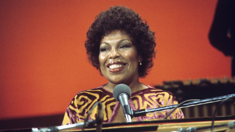 Roberta Flack, Grammy Award-winning singer, dead at 88 | CNN