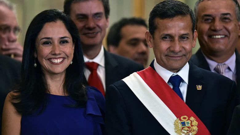 La entonces primera dama de Perú, Nadine Heredia, participa junto al entonces presidente Ollanta Humala en la ceremonia de juramentación de cinco  de su gabinete en el Palacio Presidencial en Lima el 17 de febrero de 2015.