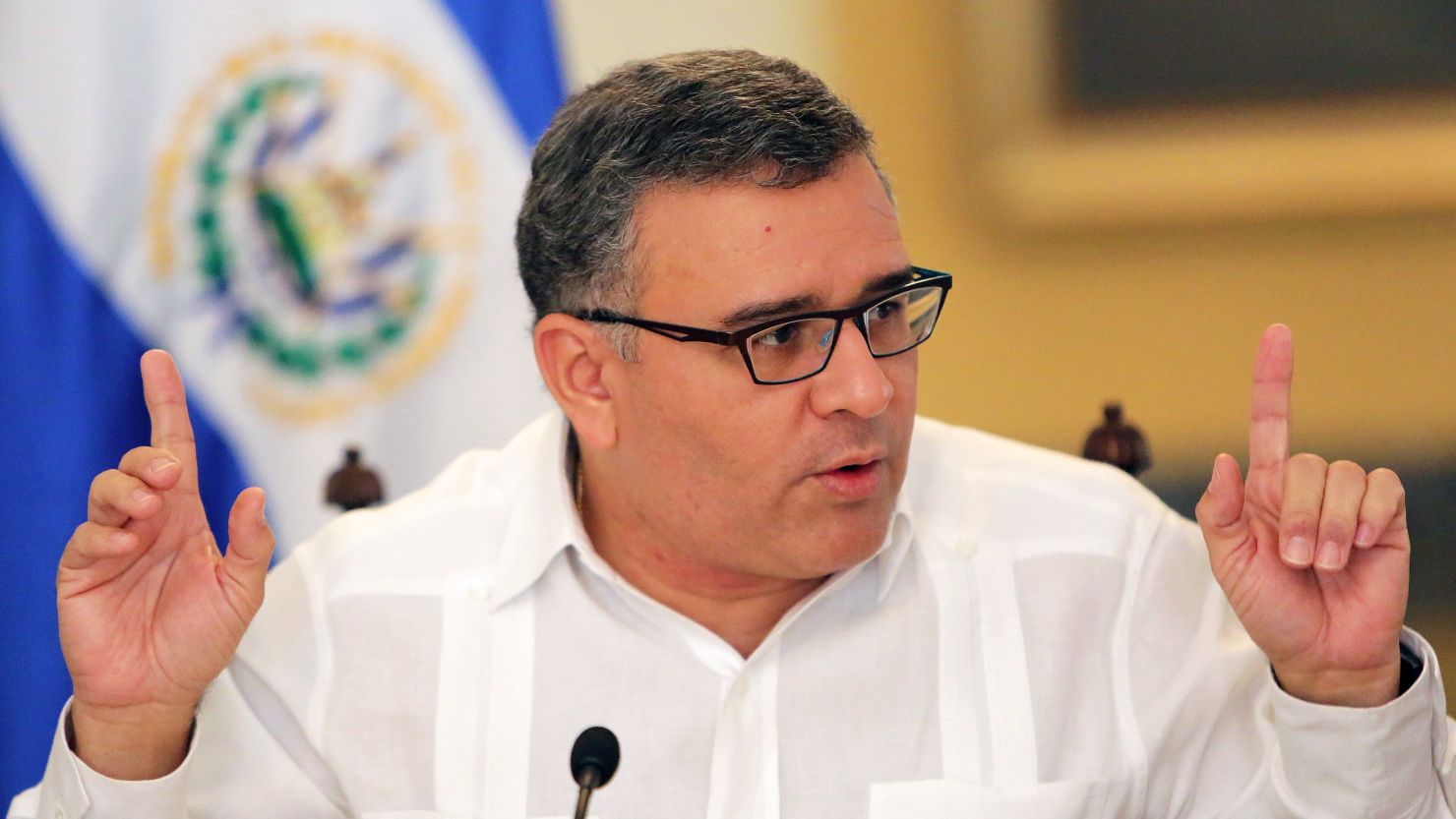 Mauricio Funes habla con periodistas en San Salvador el 31 de enero de 2014.
