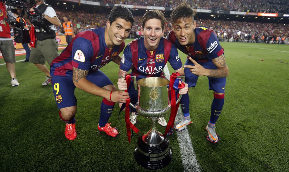 Suárez, Messi y Neymar posan con la Copa del Rey, como parte de un año en el que ganaron el triplete en 2014-15.