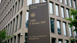Un cartel del edificio Theodore Roosevelt, sede de la Oficina de Gestión de Personal de Estados Unidos (OPM), en Washington EE.UU., el viernes 5 de junio de 2015.