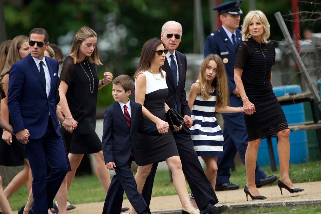 Joe Biden (centro) y su esposa, la Dra. Jill Biden (derecha), llegan con su familia para una misa de entierro cristiano en la Iglesia de San Antonio de Padua para el ex fiscal general de Delaware, Beau Biden, el 6 de junio de 2015, en Wilmington, Delaware.