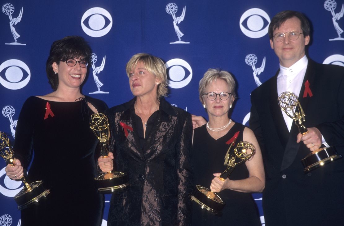 PASADENA, CA - 14 SEPTEMBER: Penulis Dava Savel, komedian Ellen DeGeneres, penulis Tracy Newman dan penulis Jonathan Stark menghadiri Penghargaan Primetime Emmy Tahunan ke-49 pada tanggal 14 September 1997 di Pasadena Civic Auditorium di Pasadena, California. (Foto oleh Ron Galella, Ltd./Ron Galella Collection melalui Getty Images)