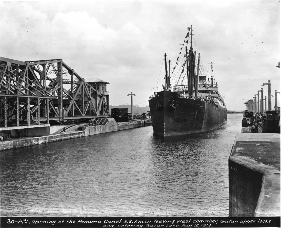 Inauguración del Canal de Panamá mostrando al buque de vapor estadounidense SS Ancon saliendo de la cámara oeste de las esclusas superiores de Gatún y entrando en el lago Gatún, Panamá, 15 de agosto de 1914.