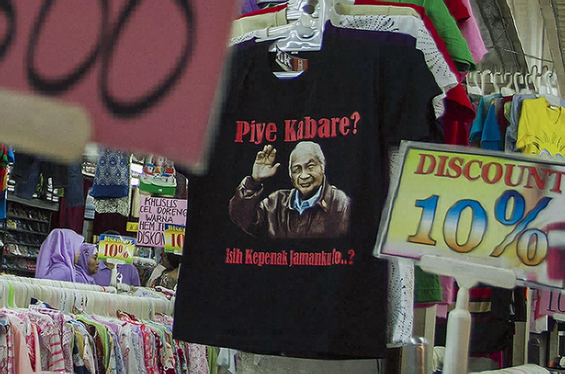 A souvenir T-shirt bearing Suharto's image with a message in Javanese that reads: "Wasn't it better during my era?"