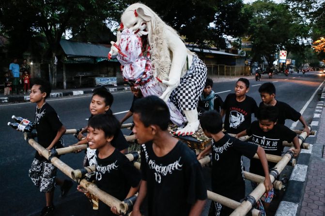 <strong>Vacation vibes: </strong>Tourists are welcome to stay on Bali during Nyepi, but they cannot leave their hotels. Most resorts and hotels offer activities on site and serve meals, since restaurants are closed. (Photo by Putu Sayoga/Getty Images)