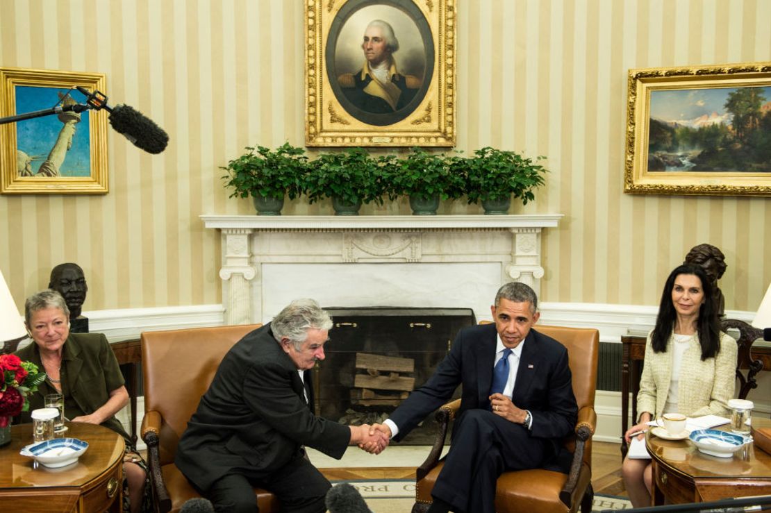 En mayo de 2014 estuvo con el expresidente Barack Obama (der.), para sostener una reunión privada en la Oficina Oval de la Casa Blanca.