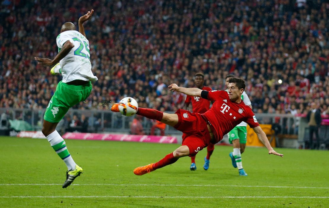 MUNICH, BAYERN - SEPTEMBER 22: Robert Lewandowski (R) of Bayern Munich scores his 5th goal with a sideways scissor-kick during the Bundesliga match between FC Bayern Muenchen and VfL Wolfsburg at Allianz Arena on September 22, 2015 in Munich, Germany. (Photo by Boris Streubel/Getty Images)