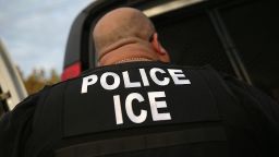 Agentes del Servicio de Inmigración y Control de Aduanas de EE.UU. (ICE) detienen a un inmigrante el 14 de octubre de 2015 en Los Ángeles, California.