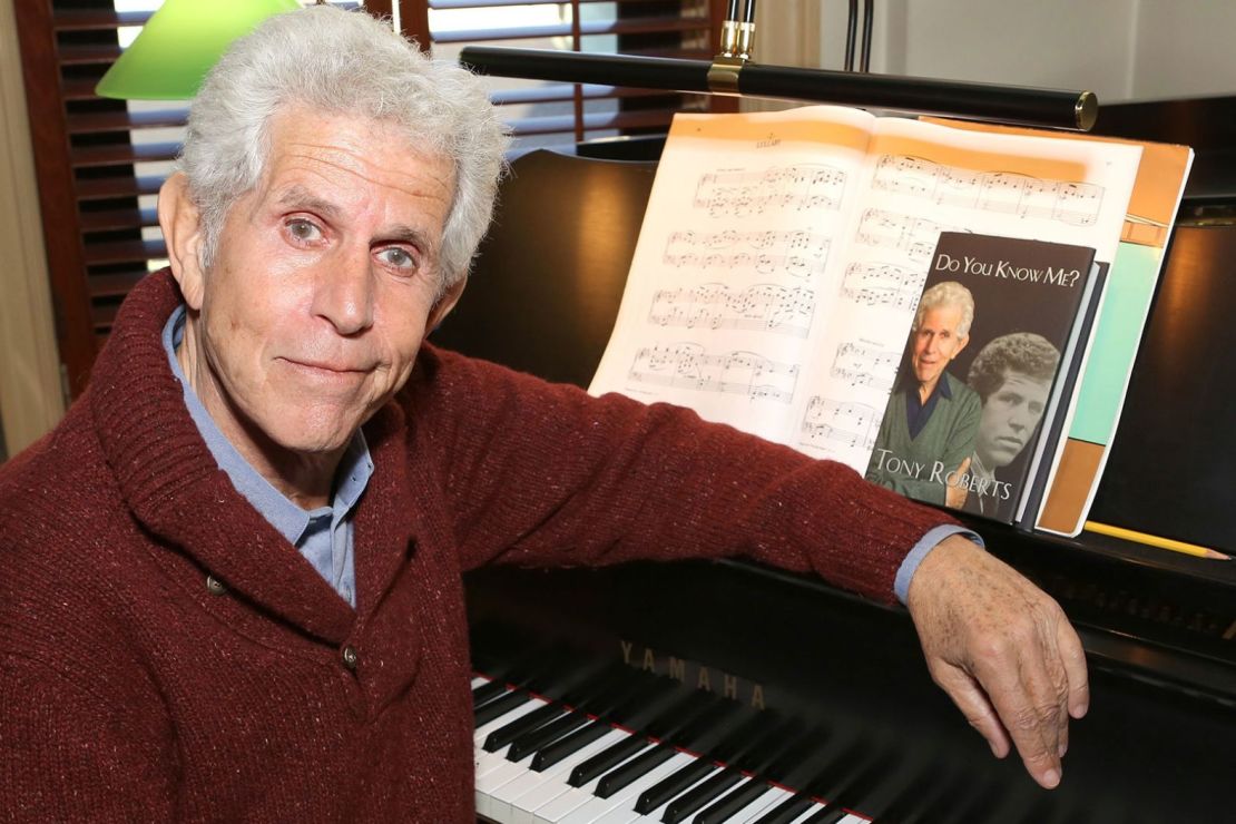 Tony Roberts, un polifacético actor de teatro nominado a los premios Tony que también apareció en varias películas de Woody Allen, falleció a los 85 años, según anunció su hija a The New York Times el 7 de febrero de 2025.
