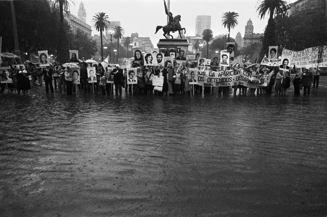 Los manifestantes sostienen fotos de sus seres queridos. Miles y miles de personas fueron asesinadas o desaparecidas.