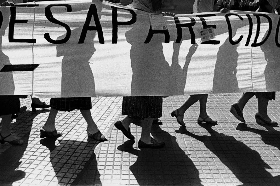 Las Madres de Plaza de Mayo sostienen una pancarta mientras caminan frente a la Casa Rosada en 1980.