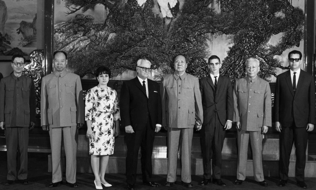 El presidente Mao Zedong y Liu Shao-chi (segundo desde la derecha) reciben a Enrique Hart Ramírez, presidente del Tribunal Supremo de Cuba, y a su comitiva en Beijing el 30 de septiembre de 1965.