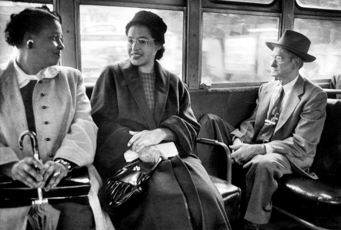 Parken (midden) rijdt op een nieuw geïntegreerde bus na de uitspraak van het Hooggerechtshof van 1956 die leidde tot het succesvolle einde van de 381-daagse boycot van gescheiden bussen in Montgomery, Alabama.