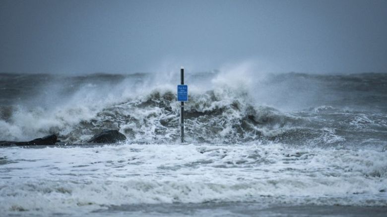 Olas rompen en la playa el 23 de enero de 2016 en Cape May, Nueva Jersey. La costa noreste de EE.UU. es un punto crítico para el aumento del nivel del mar.