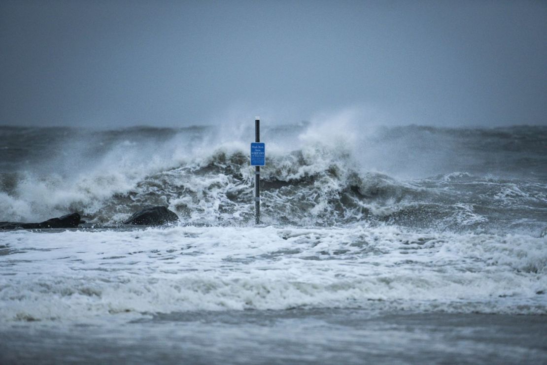 Olas rompen en la playa el 23 de enero de 2016 en Cape May, Nueva Jersey. Un aumento en la CMA está causando un aumento de las inundaciones en la costa noreste de EE.UU.