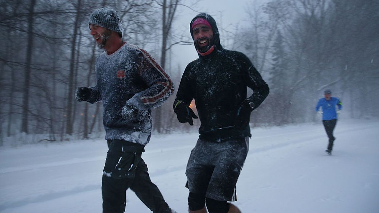 NEW YORK, NY - JANUARY 23: Men jog in blizzard-like conditions on January 23, 2016 in the Brooklyn borough of New York City. The Northeast and parts of the South are experiencing heavy snow and ice from a slow moving winter storm. Multiple deaths from traffic accidents have already been reported as the storm makes its way up the coast.  (Photo by Spencer Platt/Getty Images)