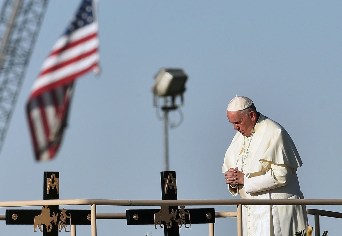 El Papa Francisco reza junto a la frontera con Estados Unidos antes de celebrar una misa en el recinto ferial de Ciudad Juárez, México, el 17 de febrero de 2016.