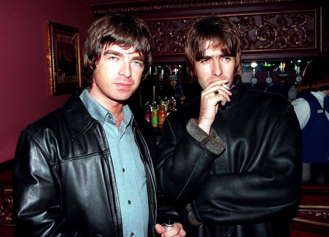 Noel Gallagher (esquerda) e Liam Gallagher (direita) posam para uma foto em Londres em 1995.