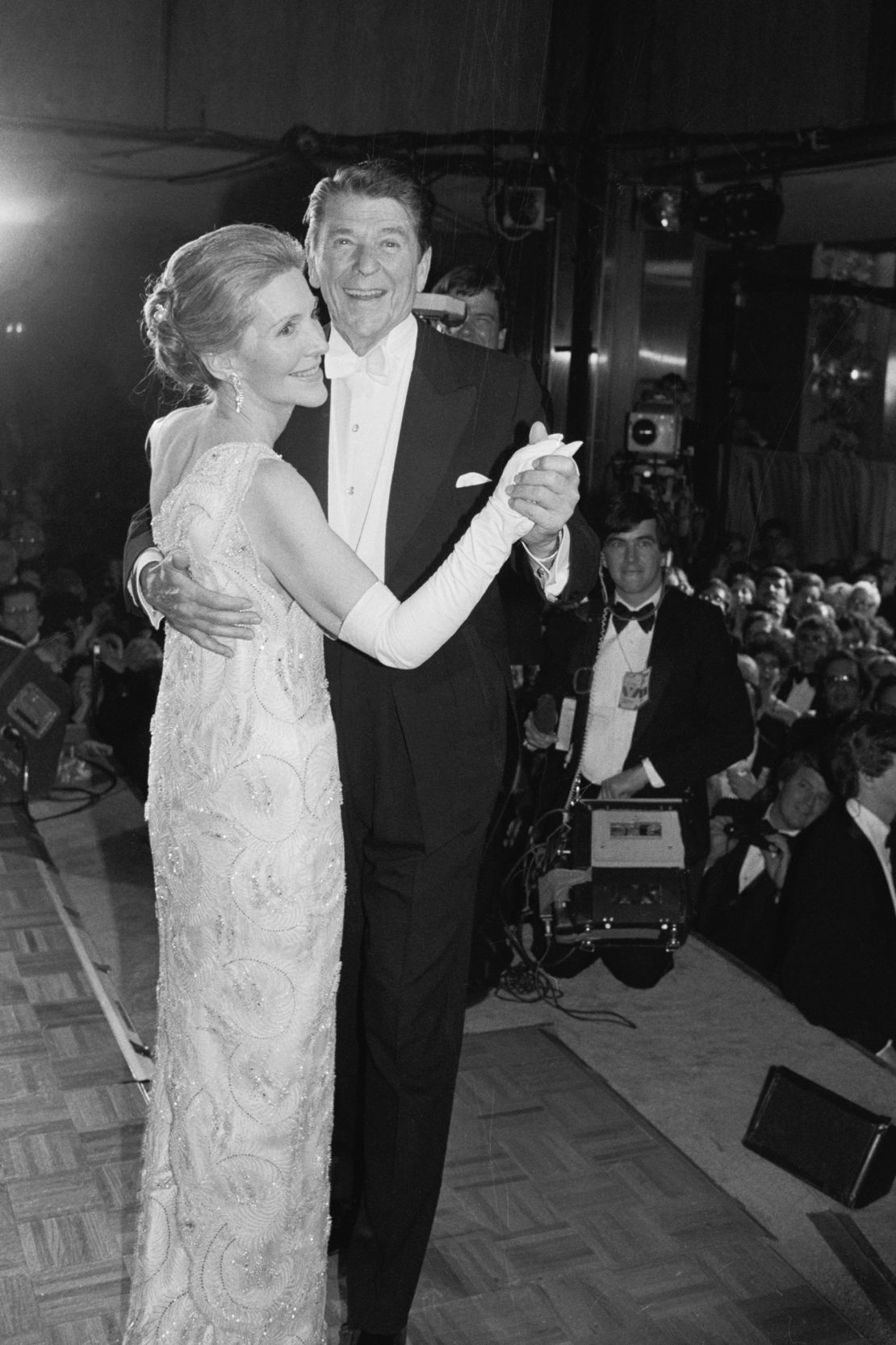 Nancy Reagan’s glamorous one-shoulder gown signaled a high-fashion shift.